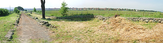 L'Appia Antica, e sullo sfondo, Santa Maria della Mole